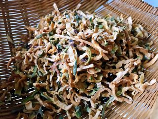 5、香辣萝卜干，从田间到餐桌,晒好的萝卜干。