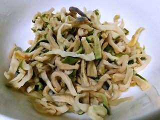 8、香辣萝卜干，从田间到餐桌,挤干水分。