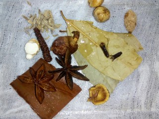 1、卤鸡翅尖,准备香料。