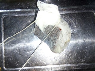 2、卤鸡翅尖,香料用纱布包好。