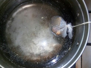 3、卤鸡翅尖,放入高汤中，大火煮。