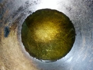 4、卤鸡翅尖,炒锅倒入菜籽油。