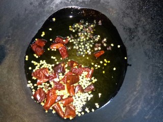 5、卤鸡翅尖,放入干辣椒、花椒。