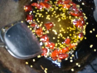 6、卤鸡翅尖,小火炒香。