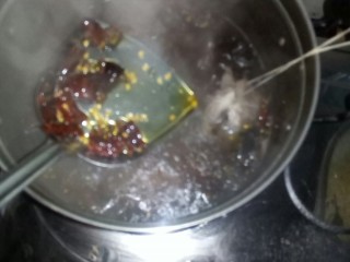 7、卤鸡翅尖,煮香料的水沸腾后，放入炒香的辣椒和花椒大火转小火煮。