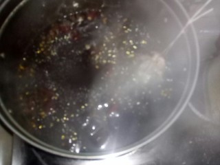 8、卤鸡翅尖,熬一小时左右。