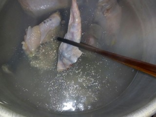 9、卤鸡翅尖,鸡翅尖汆水。