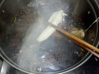 11、卤鸡翅尖,将鸡翅尖放入卤水中。