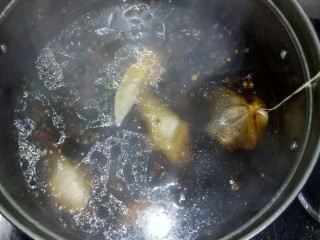 12、卤鸡翅尖,中火卤鸡翅尖。