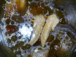 13、卤鸡翅尖,卤半小时关火，泡两小时。