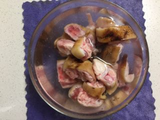 1、浇汁猪脚,猪脚泡水解冻！我是买回来放冰箱里的