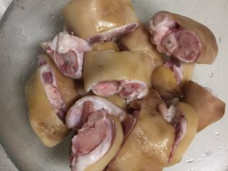 2、浇汁猪脚,把猪脚上面黑色的用小刀刮洗干净！（因为我是四川的，我们这边吃猪肉都会把猪肉皮用火烧黑，）