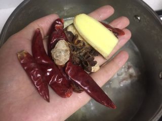 3、浇汁猪脚,然后锅里放水！把猪脚倒入锅中！并放入少量盐，加入干辣椒，八角，山奈，生姜。盖上锅盖中火煮40分钟左右！