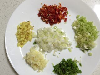 4、浇汁猪脚,把需要的调料如图切碎备用