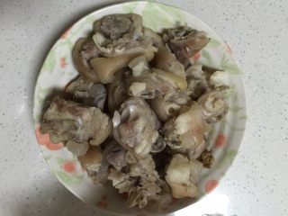 5、浇汁猪脚,煮熟的猪脚捞起来！