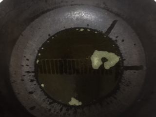 6、浇汁猪脚,锅里放油烧热，