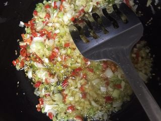 7、浇汁猪脚,备好的调料放入锅中小火慢炒！香菜最后放