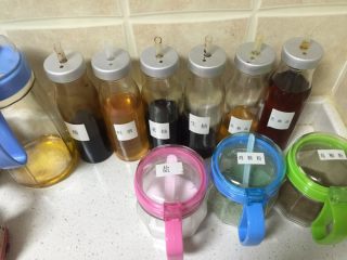 8、浇汁猪脚,加入图中调料