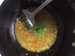 9、浇汁猪脚,放入香菜