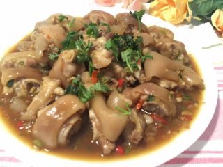 11、浇汁猪脚,最后捞起摆盘！就完成！