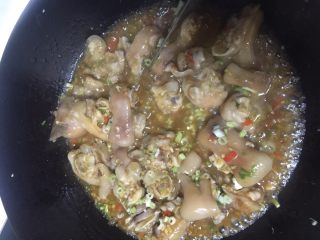 10、浇汁猪脚,把猪脚放入锅中搅拌入味！