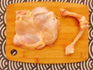 2、最适合用勺子吃的菜——宫保鸡丁,鸡腿洗净去骨；