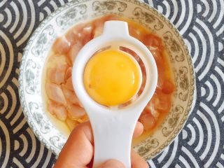 3、最适合用勺子吃的菜——宫保鸡丁,鸡丁中依次加入蛋清；