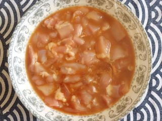 6、最适合用勺子吃的菜——宫保鸡丁,用手抓匀后，扣上保鲜膜腌制15min左右；