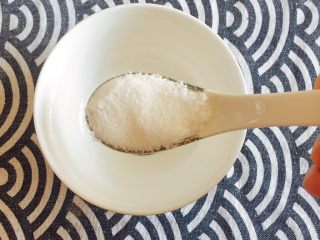 7、最适合用勺子吃的菜——宫保鸡丁,下面我们准备酱汁，空碗内依次放入白糖；