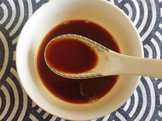 11、最适合用勺子吃的菜——宫保鸡丁,白糖、米醋、生抽和淀粉比例为2:2:1:1，拌匀备用；