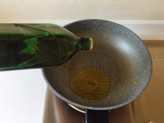 12、最适合用勺子吃的菜——宫保鸡丁,锅内倒入少许食用油烧热；