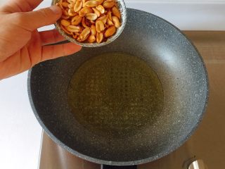 13、最适合用勺子吃的菜——宫保鸡丁,倒入去皮花生；