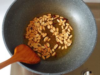 14、最适合用勺子吃的菜——宫保鸡丁,炸至金黄；