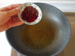 16、最适合用勺子吃的菜——宫保鸡丁,将炸花生剩余的油继续烧热；