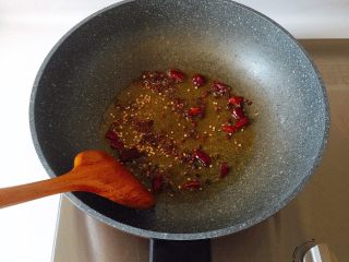 17、最适合用勺子吃的菜——宫保鸡丁,放入干辣椒段和花椒炒至其变为棕红色；