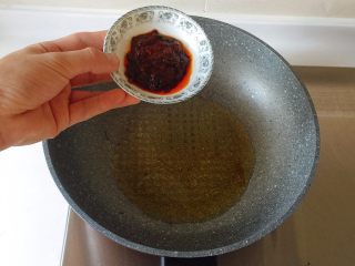 19、最适合用勺子吃的菜——宫保鸡丁,剩余的油锅内倒入郫县豆瓣酱；