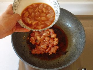 21、最适合用勺子吃的菜——宫保鸡丁,放入腌制好的鸡丁；