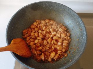 22、最适合用勺子吃的菜——宫保鸡丁,炒至断生；