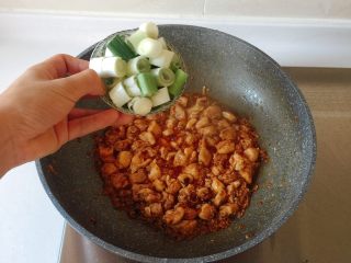 23、最适合用勺子吃的菜——宫保鸡丁,加入葱段、姜、蒜炒香；