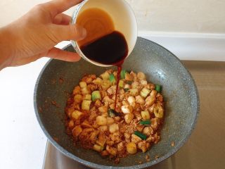 24、最适合用勺子吃的菜——宫保鸡丁,倒入事前调好的酱汁；