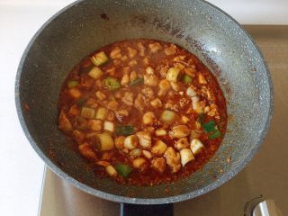 25、最适合用勺子吃的菜——宫保鸡丁,大火炒至汁水快收干；