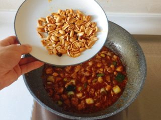 26、最适合用勺子吃的菜——宫保鸡丁,最后放入花生米炒匀即可；