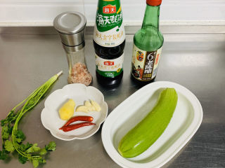 1、醋溜西葫芦,准备材料