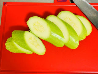 2、醋溜西葫芦,将西葫芦斜切2厘米厚