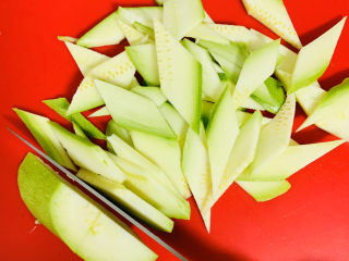 4、醋溜西葫芦,斜切好后直刀切成菱形块。