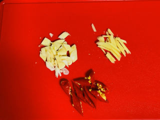 5、醋溜西葫芦,蒜切成大碎末，姜切成丝，小米椒斜切小块。