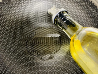 6、醋溜西葫芦,炒锅放入适量的油。