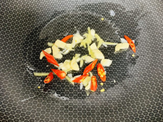 8、醋溜西葫芦,下入小米辣翻炒。