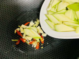 9、醋溜西葫芦,下入西葫芦片。