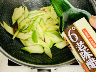 10、醋溜西葫芦,第一次加入适量的老陈醋，快速翻炒。